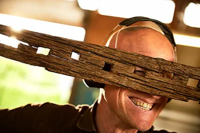 Karstenas Schillingas mėgsta dirbti su medžiu.