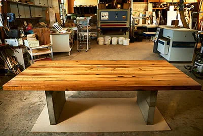 Modernus valgomojo stalas su istorija.