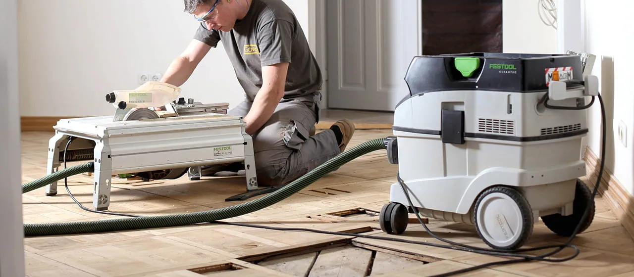 Naujos parketlentės pjaustymas Festool pjūklu restauruojant istorinį parketą