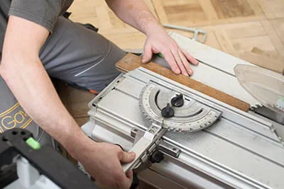 Parketlenčių pjaustymas pagal dydį naudojant Festool Precisio CS 70 montažinį pjūklą